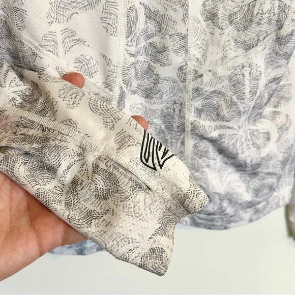 REI White and Gray Patterned Hooded Long Sleeve - Size: Extra Small - Picture 6 of 9